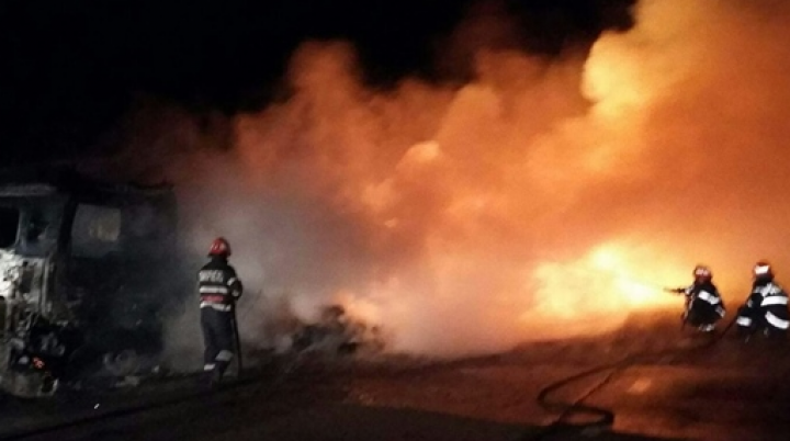 Un TIR încărcat cu zece tone de haine a ars ca o torţă (FOTO)