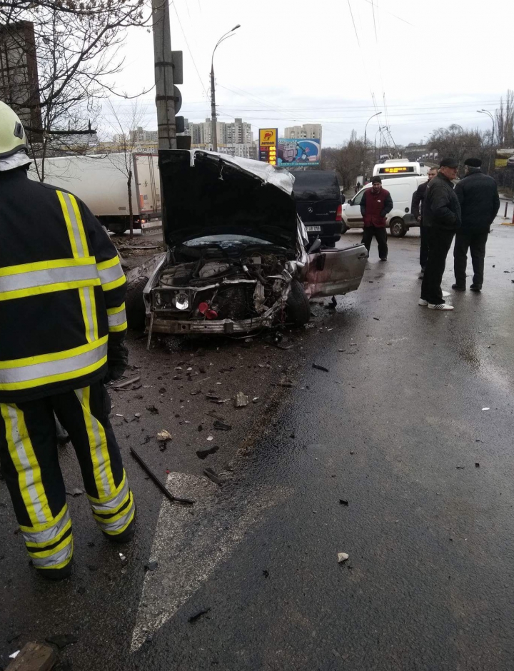 ACCIDENT CUMPLIT în Capitală. Un șofer, transportat de urgenţă la spital 