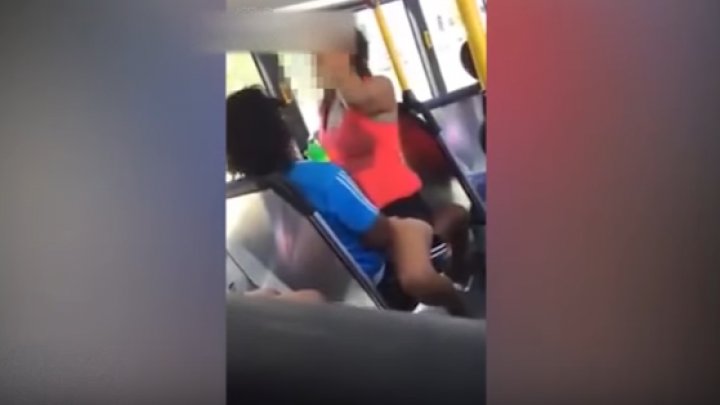 SCENE AMOROASE într-un autobuz. Unde începe pornografia şi unde se termină arta +18 (VIDEO)