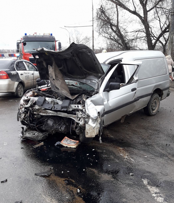 ACCIDENT CUMPLIT în Capitală. Un șofer, transportat de urgenţă la spital 