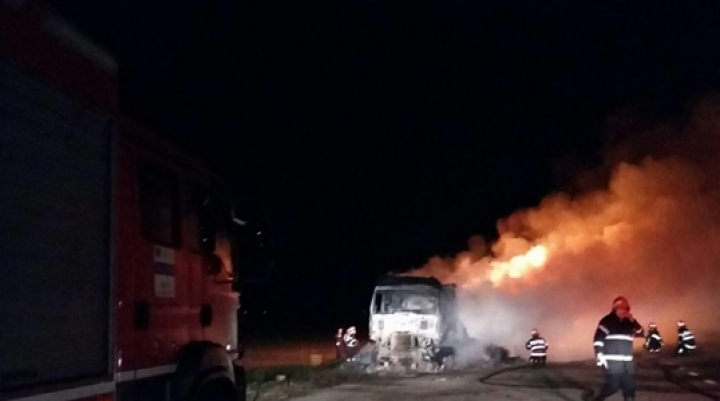 Un TIR încărcat cu zece tone de haine a ars ca o torţă (FOTO)