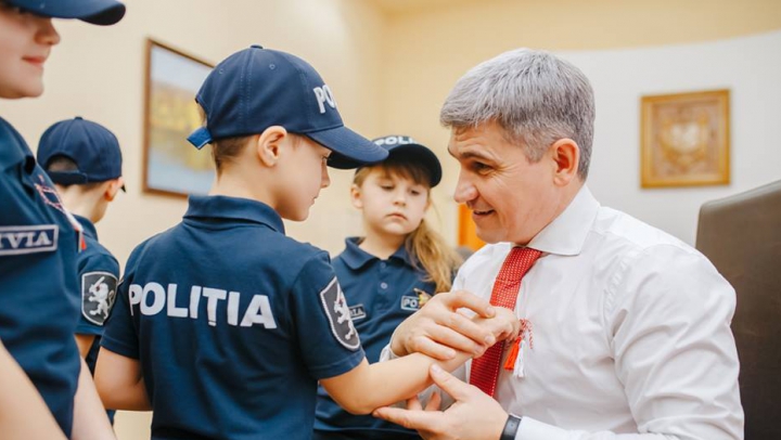 Ministrul de Interne, Alexandru Jizdan, a primit în dar buchete de cuvinte frumoase și un mărţişor (FOTO)