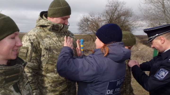 ZÂMBETE ŞI FELICITĂRI. Reprezentanții Polițiilor de Frontieră din Moldova și România şi-au oferi simbolic mărțișoare (FOTO)