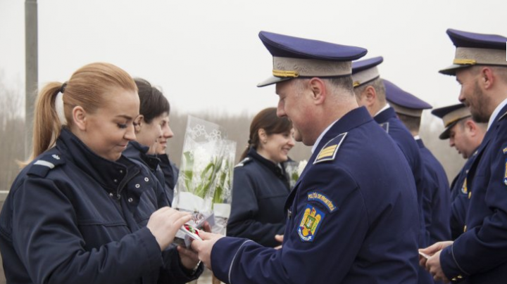 ZÂMBETE ŞI FELICITĂRI. Reprezentanții Polițiilor de Frontieră din Moldova și România şi-au oferi simbolic mărțișoare (FOTO)