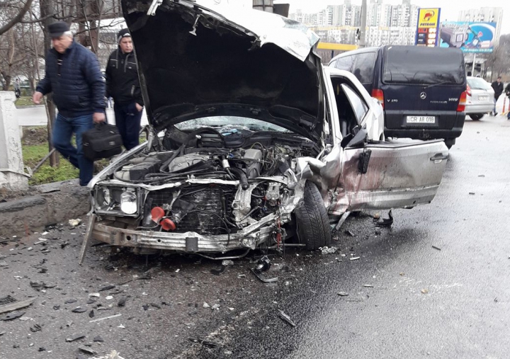 ACCIDENT CUMPLIT în Capitală. Un șofer, transportat de urgenţă la spital 