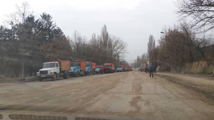 PROTEST la Bubuieci: Mai mulţi localnici au blocat drumul care duce spre imensa groapă de gunoi (FOTO)