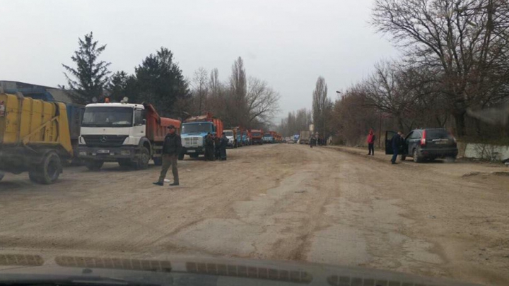 PROTEST la Bubuieci: Mai mulţi localnici au blocat drumul care duce spre imensa groapă de gunoi (FOTO)