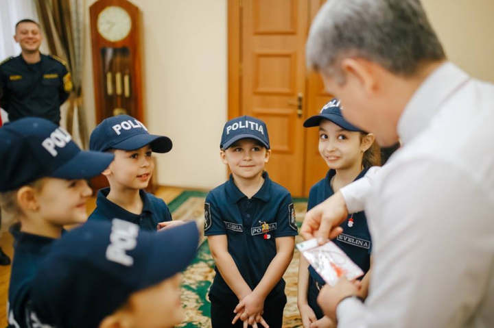 Ministrul de Interne, Alexandru Jizdan, a primit în dar buchete de cuvinte frumoase și un mărţişor (FOTO)