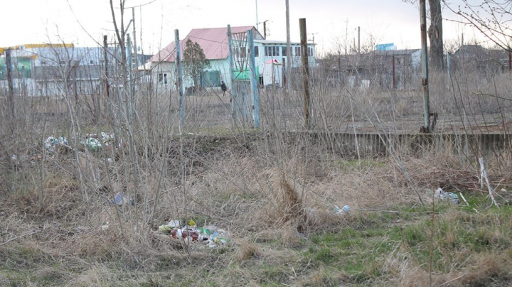 ACT DE VANDALISM la Căuşeni: Bănci rupte şi coşuri de gunoi distruse (FOTO)