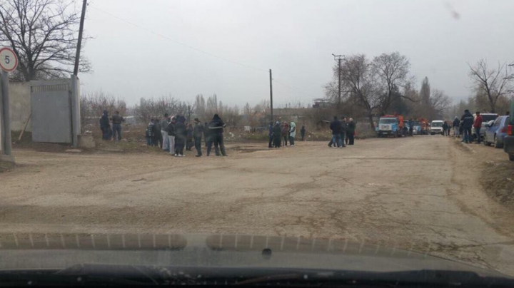 PROTEST la Bubuieci: Mai mulţi localnici au blocat drumul care duce spre imensa groapă de gunoi (FOTO)