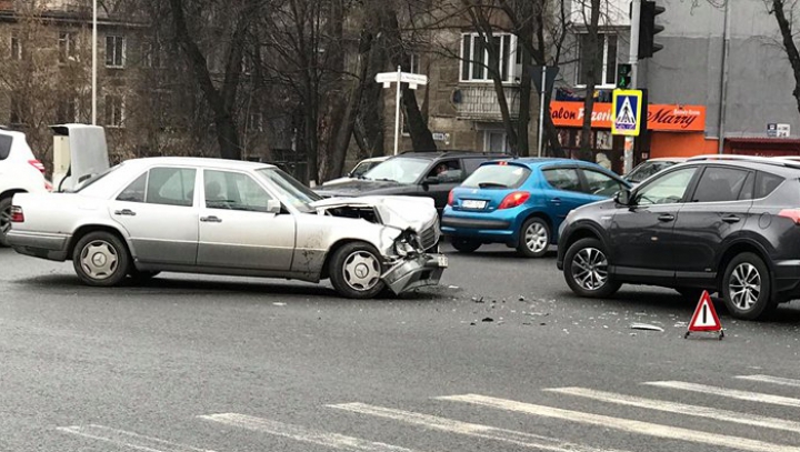 ACCIDENT în Capitală! Două automobile s-au ciocnit violent (FOTO)