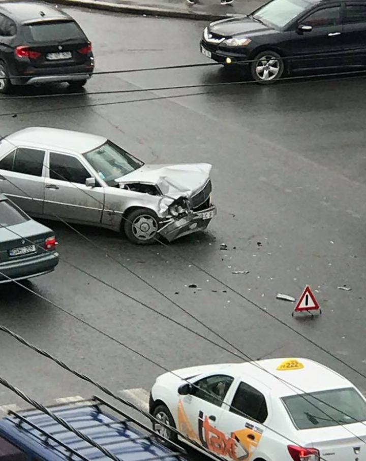 ACCIDENT în Capitală! Două automobile s-au ciocnit violent (FOTO)