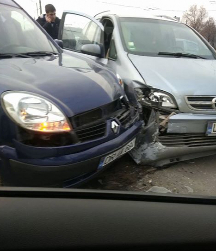 ACCIDENT MATINAL în Capitală. Două automobile s-au ciocnit violent (FOTO)