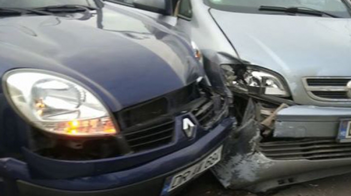 ACCIDENT MATINAL în Capitală. Două automobile s-au ciocnit violent (FOTO)