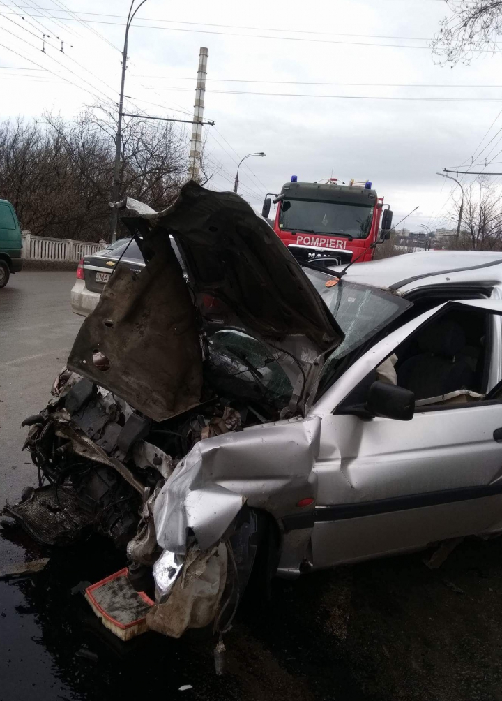 ACCIDENT CUMPLIT în Capitală. Un șofer, transportat de urgenţă la spital 