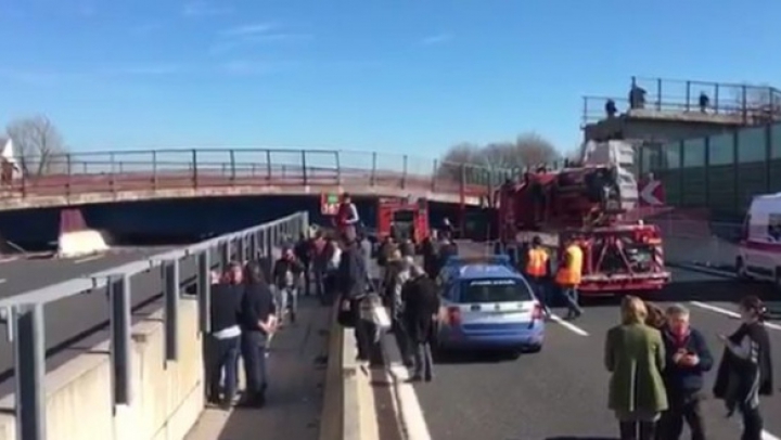 Italia: ACCIDENT CUMPLIT. Cel puţin doi morţi şi doi răniţi, în urma prăbuşirii unui pod pe o autostradă (VIDEO)