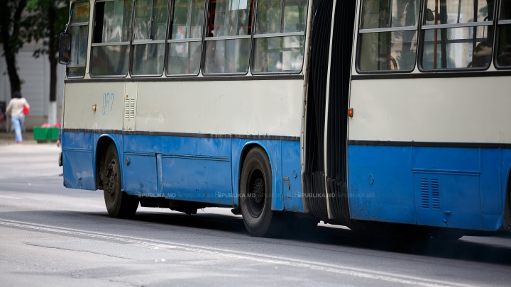 Toţi pasagerii au fost ŞOCAŢI! Ce făcea un şofer în timp ce conducea autobuzul 