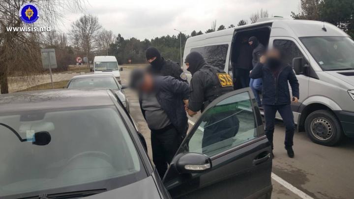 Fost angajat al MAI, reținut de SIS. A încercat să scoată ilegal arme din țară (FOTO/VIDEO)