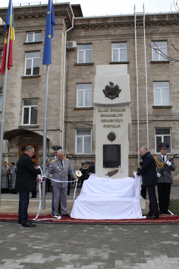 SIS a inaugurat un monument în memoria eroilor căzuţi în războiul de la Nistru (FOTO/VIDEO)