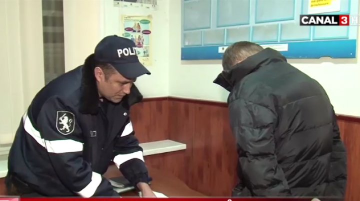 Un minor, reţinut de poliţişti! Avea în buzunar un praf alb, dar spunea că nu-i aparţine (VIDEO)