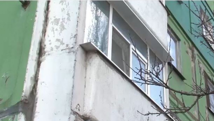 DESCOPERIRE MACABRĂ! O femeie a fost găsită spânzurată în balconul propriei locuințe