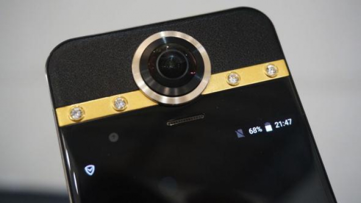 Darling Protruly este primul telefon cu cameră care filmează 360 de grade. CÂT COSTĂ (VIDEO)