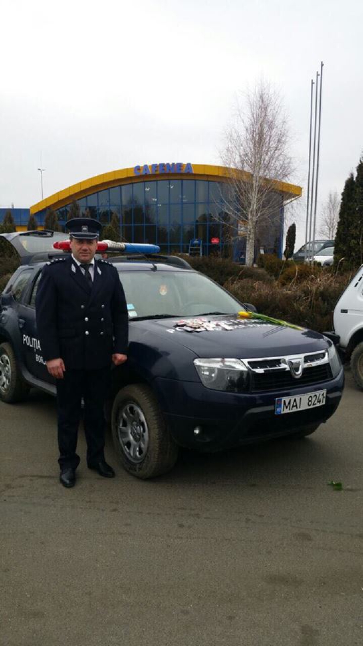 SURPRIZE de 8 Martie. Doamnele care traversează frontiera de stat primesc flori (FOTO/VIDEO)