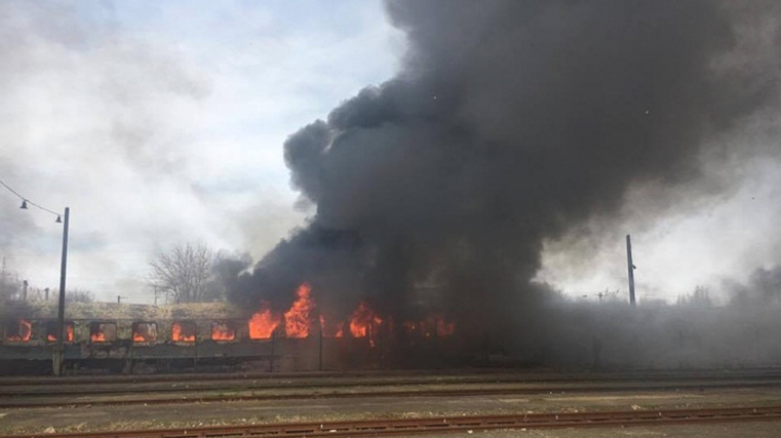 INCENDIU DEVASTATOR la o gară din Timişoara! Mai multe vagoane au fost cuprinse de flăcări (FOTO/VIDEO)