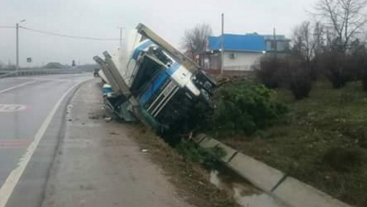 ATENŢIE la drum pe timp de ceaţă şi polei! O maşină a ajuns în şanţ la Floreşti (FOTO)