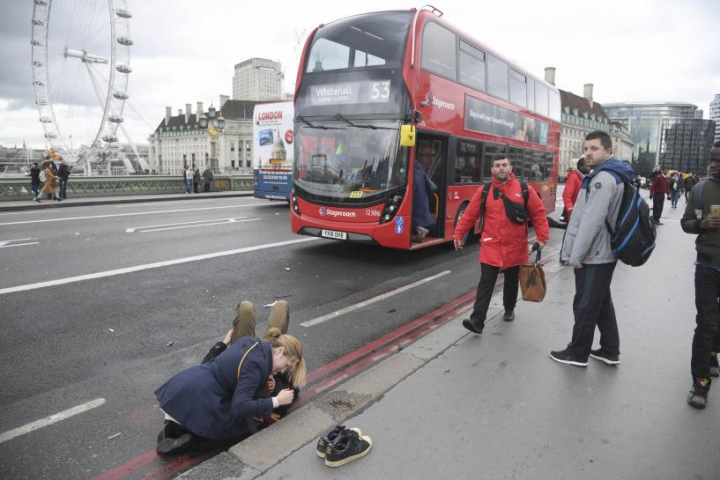 Atac la Parlamentul britanic: Patru morţi, inclusiv atacatorul, şi 20 de răniţi. CINE ESTE ATACATORUL (IMAGINI GROAZNICE)