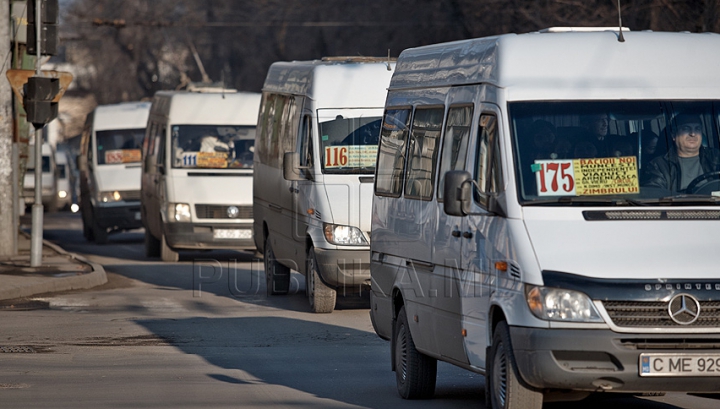 ANUNŢĂ POLIŢIA, dacă îl cunoşti! Ce i-a făcut unei femei care se deplasa cu un microbuz de rută (VIDEO)