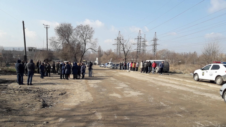 PROTEST la Bubuieci: Mai mulţi localnici au blocat drumul care duce spre imensa groapă de gunoi (FOTO)