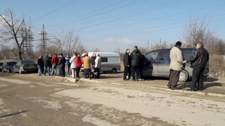 PROTEST la Bubuieci: Mai mulţi localnici au blocat drumul care duce spre imensa groapă de gunoi (FOTO)