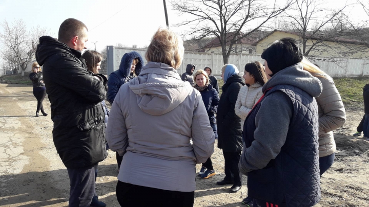 PROTEST la Bubuieci: Mai mulţi localnici au blocat drumul care duce spre imensa groapă de gunoi (FOTO)