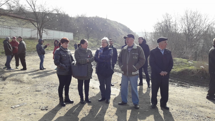 PROTEST la Bubuieci: Mai mulţi localnici au blocat drumul care duce spre imensa groapă de gunoi (FOTO)