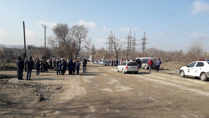 PROTEST la Bubuieci: Mai mulţi localnici au blocat drumul care duce spre imensa groapă de gunoi (FOTO)