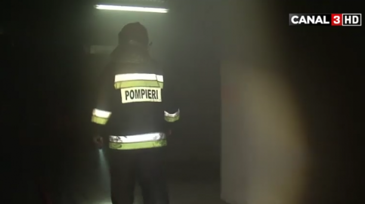 Panică în Capitală! O maşină aflată într-o parcare subterană a luat foc din senin (VIDEO)