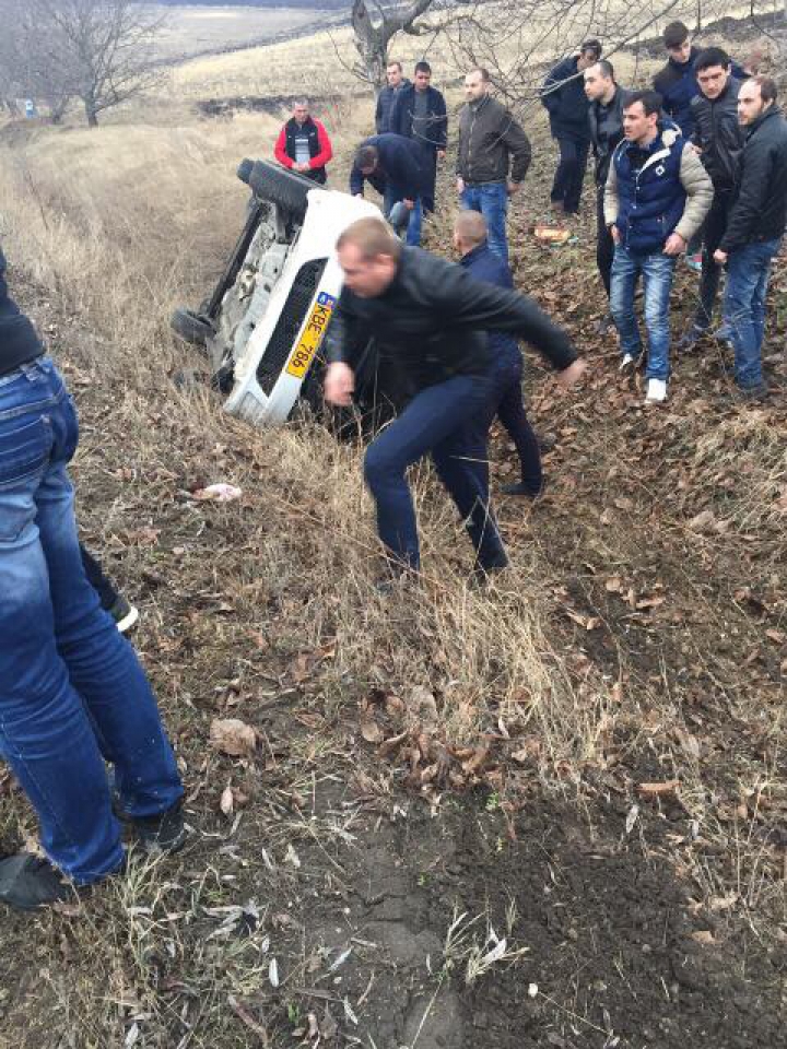 Accident rutier cu implicarea unui taxi! Maşina a derapat în şanţ, pe contrasens (FOTO)