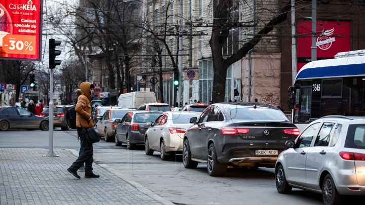 Serviciul InfoTrafic: Au fost înregistrate două accidente rutiere. Străzile Capitalei unde se circulă cu dificultate