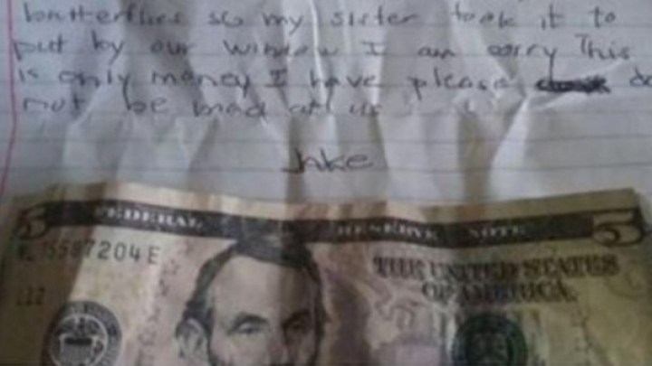 Un băiețel a lăsat 5 dolari la ușa unei doamne. Când a aflat motivul, femeia a izbucnit în lacrimi (FOTO)