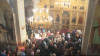 Moldovenii şi sfinţii lor. Vin cu sutele să se roage la moaşte ca să-i ajute să se vindece de boli