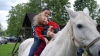 Terapie cu ajutorul cailor. Zeci de copii cu dizabilități din Moldova vor beneficia de hipoterapie