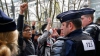 Chinezii continuă protestele la Paris. Ce susţin oamenii legii