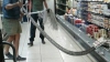 FIORI DE GROAZĂ! Un bărbat a găsit un ŞARPE IMENS în supermarket. Ce a urmat (FOTO)