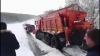 AUTOSPECIALĂ pentru deszăpezire, BLOCATĂ în nămeți! Voluntarii cu Jeep-uri SALVEAZĂ prizonieri ai zăpezii (FOTO/VIDEO)