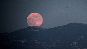 Fenomen EXTREM DE RAR! Cum ne influenţează luna plina roz din 11 aprilie