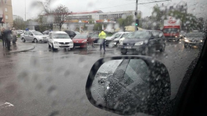 Patru maşini, implicate într-un accident în Capitală (FOTO)