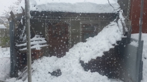 DIN CE ÎN CE MAI MARE PRĂPĂD! Acoperișurile locuințelor se PRĂBUȘESC