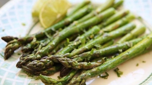 #LifeStyle: Hrana regelui pe rafturile magazinilor din MOLDOVA. Cum se prepară corect sparanghelul