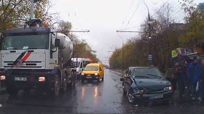 Plouă cu accidente în Chișinău. Două mașini s-au lovit frontal la Botanica (VIDEO)